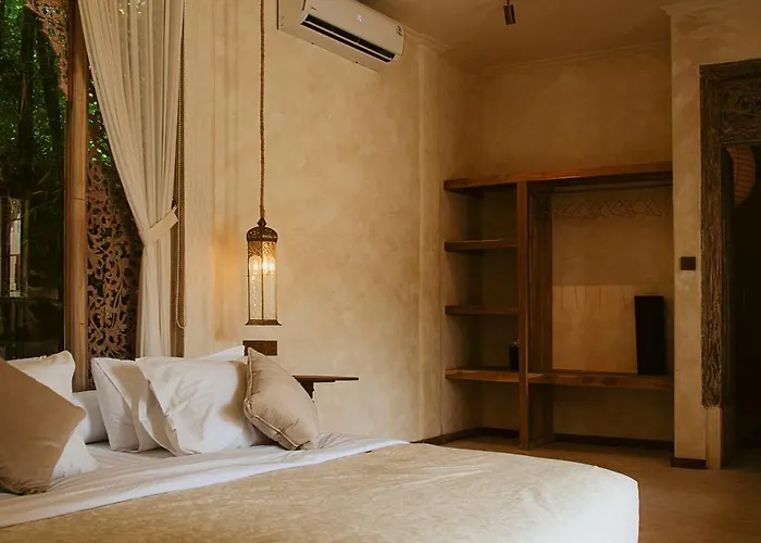 With Pool, White Moon, 3br Villa Uluwatu (Bali)